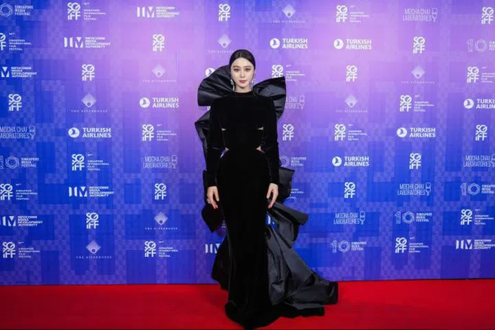 范冰冰穿着Stephane Rolland 2023年秋冬高定礼服亮相第34届新加坡国际电影节（SGIFF）开幕式红毯（图 SGIFF） 