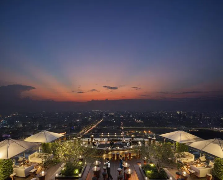 在金边首屈一指的空中酒吧俯瞰城市夜景（图/酒店提供）