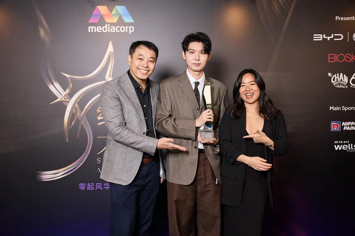 红星大奖后台合影，Wah!Banana团队成员手持奖杯与合作伙伴在Mediacorp背景板前合照，得奖者面带笑容，庆祝获奖时刻