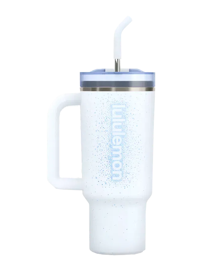 lululemon浅蓝白色随行杯，杯身散布蓝色细小斑点，中央印有竖排品牌字样。左侧设有同色大握柄，上方搭配淡蓝色杯盖与银色金属吸管，吸管顶端套有浅色弯曲吸嘴，杯底呈收窄造型。
