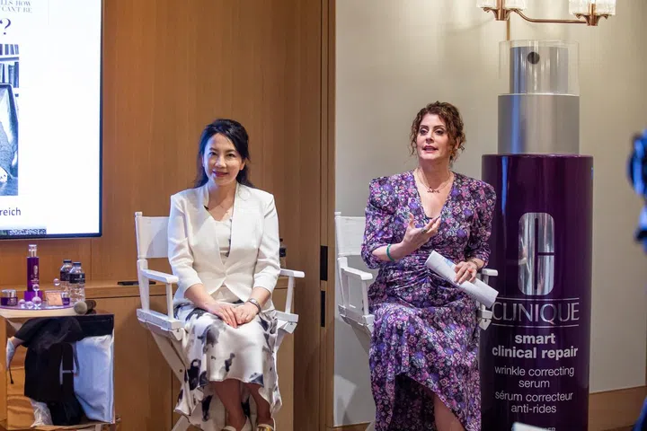 Dr Yan Wu（左）与Clinique全球产品开发高级副总裁Janet Pardo与小编分享抗老见解。