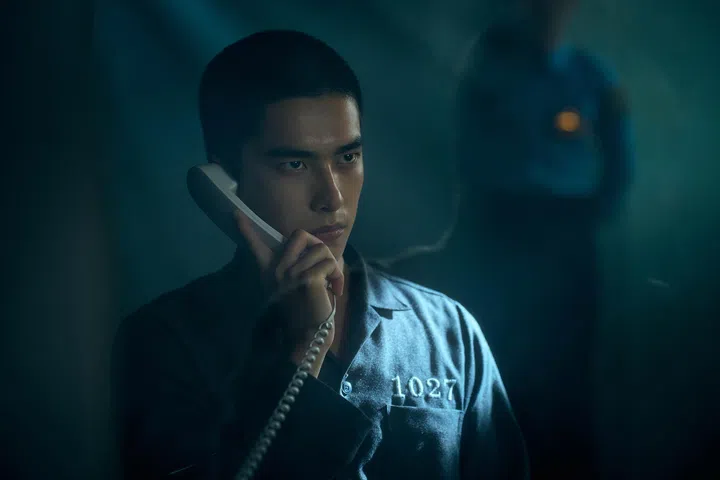 曾敬骅在《如果我不曾见过太阳》饰冷血 “暴雨杀人魔” 眼神冷峻而神秘。