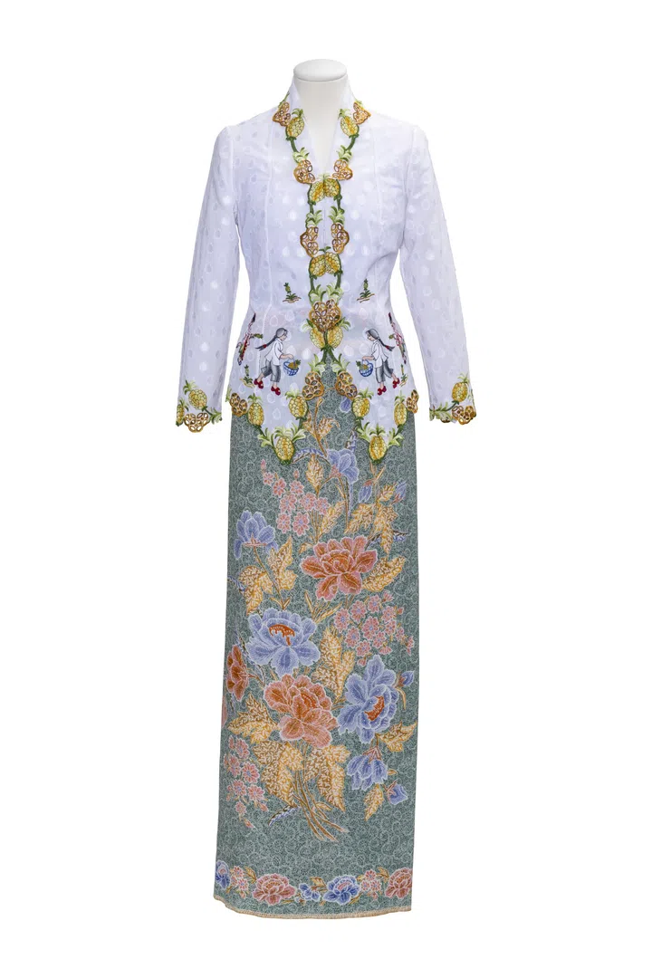 Raymond强调，这次的设计，让他在传统工艺中寻找到新的表达方式，更深刻地体会到服装如何为角色赋予更丰富的故事性与情感层次。例如这件为月娘设计娘惹服，以素雅的白色布料为基底，既有华丽的黄梨绣花又有”小故事“，让服装不仅只是陪衬。（图：Mediacorp提供）