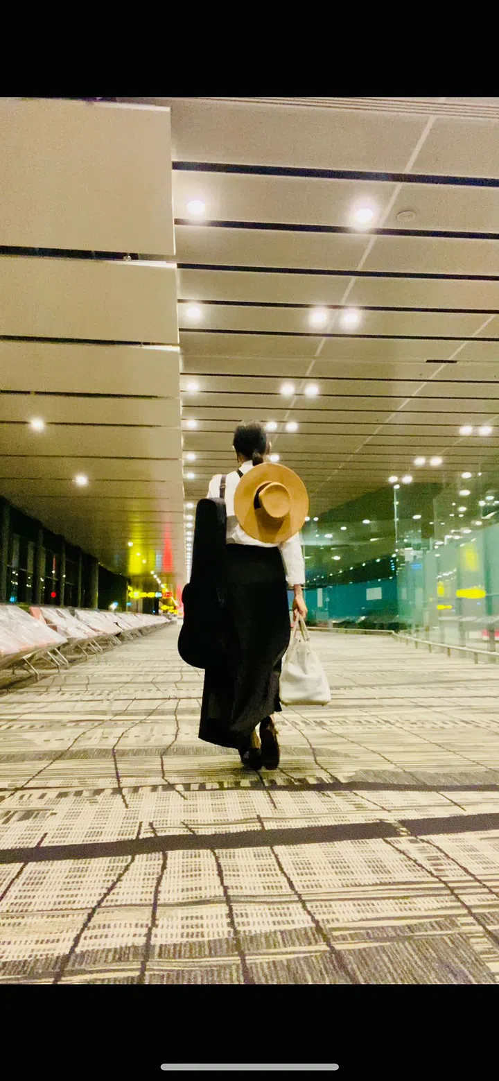 欧菁仙在樟宜机场准备登上回巴黎的航班。虽是背影照，可她却总是默默落泪