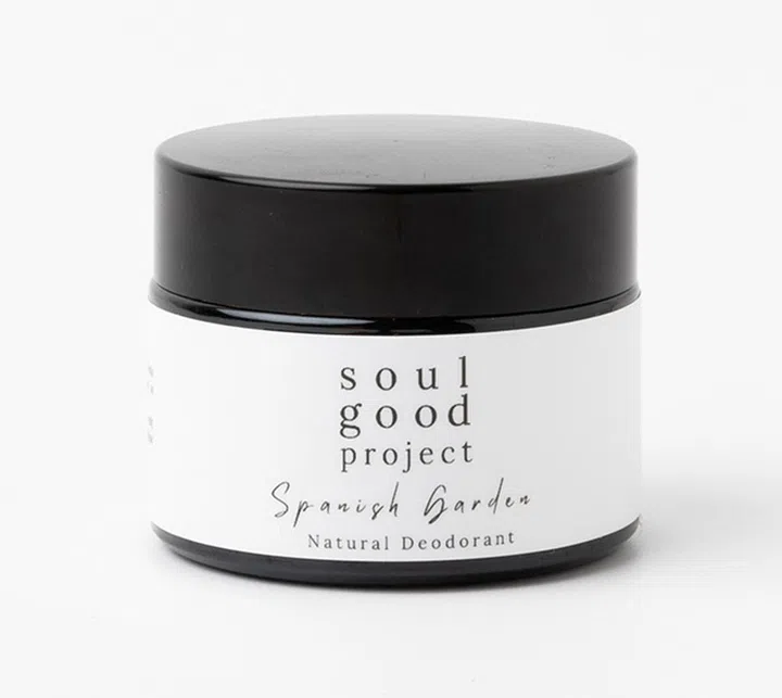 本地小众品牌SOUL GOOD PROJECT推出的 Spanish Garden Deodorant Balm香体剂，混合佛手柑、甜橙、薰衣草、玫瑰等成分，果香和花香融合出的香气，让人宛如游走在西班牙的园林。竹芋粉可吸收汗液，乳木果则能滋润皮肤，椰油可润肤和抗菌，这么多的天然成分混合在小小一瓶罐子中，实在太超值了！