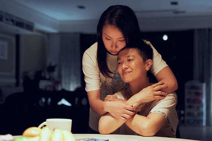 有趣的一点是，谢琼暖本人膝下根本无二无女，但她刻画的妈妈角色却如此入木三分。(图：Netflix提供）
