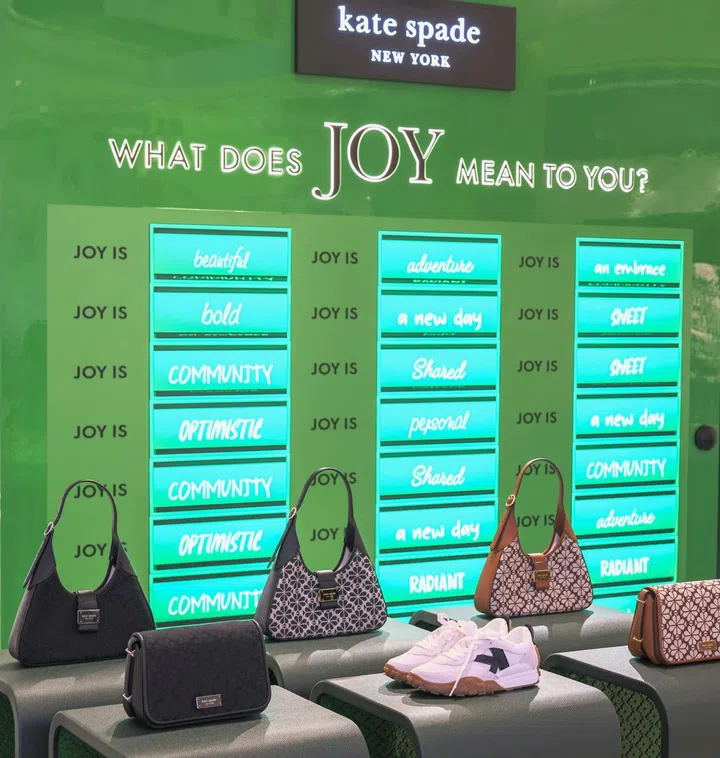 Kate Spade快闪店以“What Does Joy Mean To You？”为主题。在快闪店的互动看板上，分享着许多人对快乐的定义。