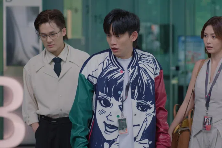 文凯与同事Caitlin（何盈莹饰）和陈俊杰（叶荣耀饰）关系密切，还有个“Angry Lunch Group” 的群组聊八卦。