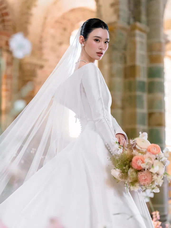 奚梦瑶的Dior高级定制婚纱，也是品牌创意总监Jonathan Anderson上任后操刀的首套定制婚纱，并搭配了来自Graff总重74.32克拉的钻石项链，以及Icon系列钻石耳坠及Spiral系列戒指