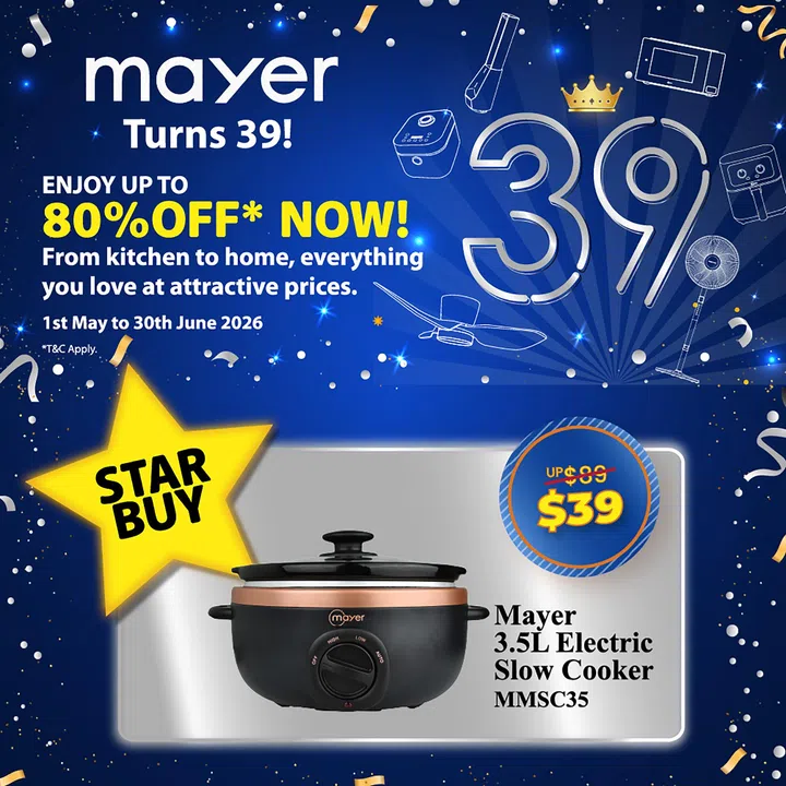 Mayer 39周年促销海报，以深蓝色背景搭配金色与银色元素呈现热闹庆典氛围。画面中央展示Mayer 3.5L Electric Slow Cooker慢炖锅，采用黑色锅身与玫瑰金细节设计，旁边标注“Star Buy”与限时优惠价 S$39。海报同时写有“Enjoy Up To 80% Off”与活动日期“1st May to 30th June 2026”，并加入厨房与家电插画元素，展现适合作为母亲节实用居家礼物的厨房电器优惠活动。母亲节礼物推荐2026：从实用家居到时尚科技，这些礼物妈妈真的超爱！