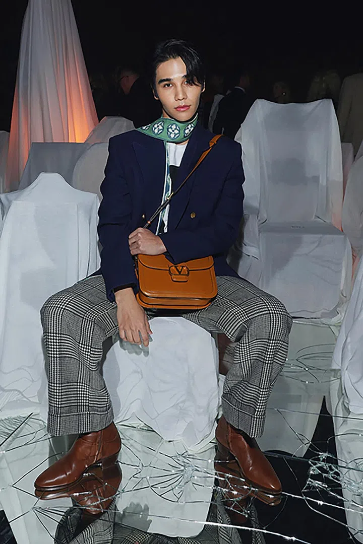 PARIS, FRANCE - SEPTEMBER 29: Jeff Satur arrives at Valentino Pavillon des Folies Show as part of the Paris Fashion Week on September 29, 2024 in Paris, France. (Photo by Jacopo M. Raule/Getty Images for Valentino)