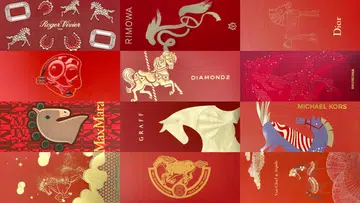 拼贴式封面图，展示多款2026马年红包封设计，整体以红色为主色调，搭配金色与不同创意元素。画面分为多个方格，每格呈现不同品牌的红包封风格，包括以水晶装饰构成马形图案的设计、线条简约的金色抽象马图形、旋转木马造型、现代几何风格马图案，以及带有传统云纹、奔跑马匹和剪纸风格元素的设计。部分红包封融入品牌标志性视觉语言，如简约线条、艺术插画和立体压印效果，呈现从经典优雅到现代创意的多元风格。整体画面营造出喜庆、精致且富有设计感的农历新年氛围，突出马年主题与品牌独特美学。2026马年红包封盘点：今年的新年红包设计，你最喜欢哪一个？