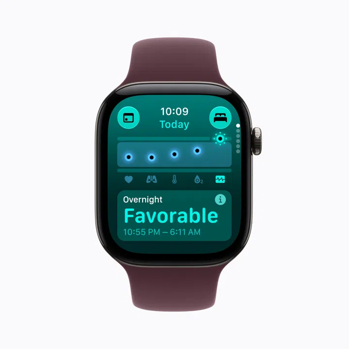 Apple Watch Series 12正面产品图，搭配酒红色表带，屏幕显示夜间健康指标界面。画面上方标示当天时间与睡眠图标，下方整合心率、呼吸、体温、血氧等健康数据，并显示“Overnight Favorable”状态，记录时段为晚上10:55至早上6:11，呈现Apple Watch Series 12在睡眠期间持续追踪身体指标，并将夜间数据整理成简明状态提示的功能。