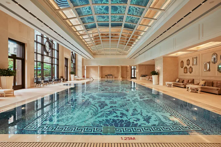 澳门上葡京综合度假村的室内泳池，以巴洛克风格与镜面天花板设计营造出通透奢华的氛围，映出波光与建筑细节之美。澳门3天2夜旅游攻略。