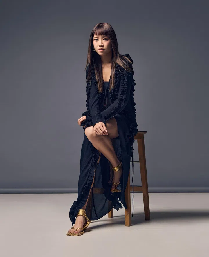 H&M Studio聚酯纤维上衣及裹裙、皮革凉鞋，COS Atelier金属耳坠