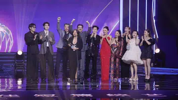 红星大奖颁奖典礼现场，Wah!Banana团队凭作品获奖，与YES 933 DJ及艺人一同登台庆祝，成员举手欢呼、鼓掌，舞台灯光璀璨，气氛热烈。短视频时代来袭！Wah!Banana深耕网路内容14年获专业奖项肯定