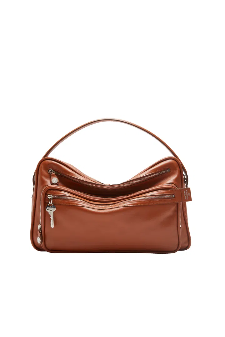 Acne Studios 棕色 Camero 皮革多口袋提袋，矩形包身搭配多重拉链隔层与钥匙挂饰，肩背或斜挎皆可｜Multi-Pocket Bag 趋势推荐