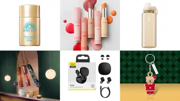 $20 以下的圣诞同事交换礼物平铺展示图，包括安耐晒旅行装防晒、CODE GLOKOLOR 多色润唇膏、米色简约水壶、Nespresso 节日限定咖啡胶囊、Baseus 真无线耳机，以及 Starbucks 圣诞 Bearista 吊饰。适用于办公室圣诞送礼、平价礼物推荐与同事交换礼物灵感。