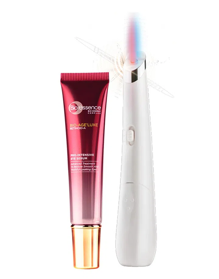 精华加上按摩仪，要价居然不到$60? Bio-essence 全新推出的这款组合根本佛心来着，眼部精华中加入维A醇，可以恢复肌肤的紧致和改善细纹，为肌肤进行深层保湿。再搭配灯疗按摩仪器一起使用，能够帮助舒缓和刺激眼部肌肤循环，改善眼周的皱纹和细纹。