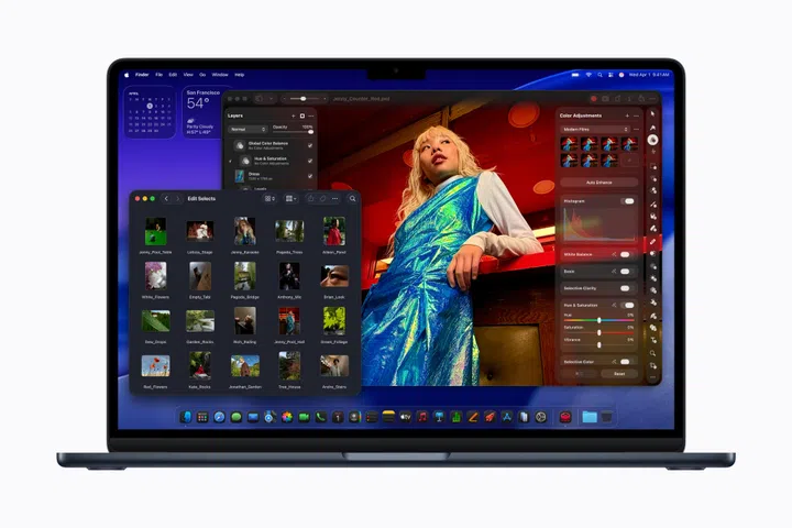 Apple深蓝色MacBook Air正面打开摆放，屏幕显示多窗口工作画面。中央为照片编辑软件界面，正在编辑一张人物照片；左侧开启图片素材浏览窗口，可见多个缩图预览；右侧为颜色调整、滤镜、亮度及色彩控制工具栏。屏幕左上角同时显示天气和日历小组件，下方Dock列展示多个应用程序图示，整体呈现MacBook Air进行多任务处理和创意工作的使用场景。