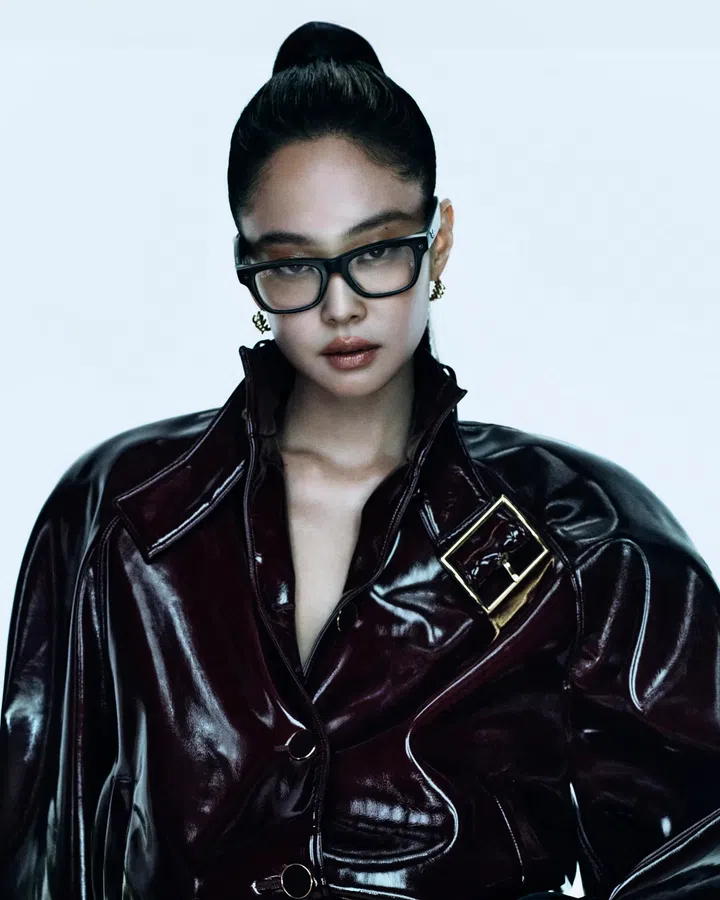 Jennie佩戴Ray-Ban Meta Blayzer Optics（Gen 2）