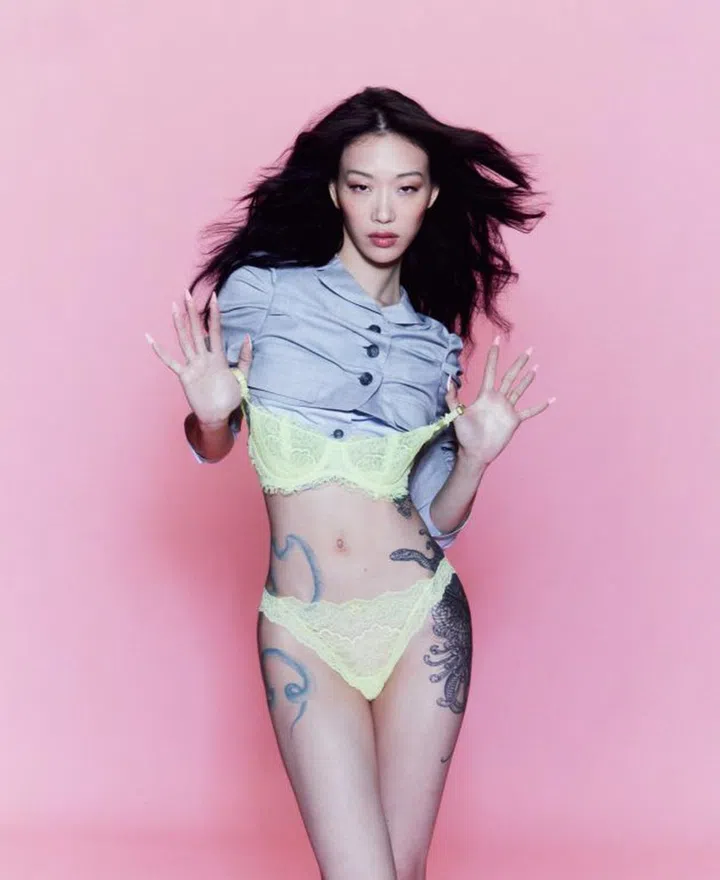 Choi Sora穿着VS20东京设计师Jenny Fax打造的定制造型