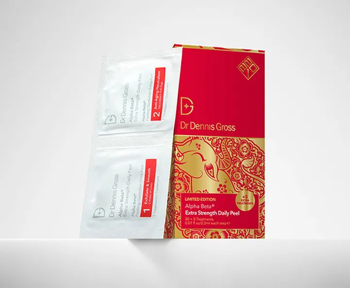 组合包含品牌经典的 Alpha Beta® Extra Strength Daily Peel焕肤棉、正装的C + Collagen Brighten & Firm Vitamin C Serum精华和试用装的C + Collagen Deep Cream乳霜，它不仅能帮助你打造亮泽肌肤，还能滋润、均匀肤色、改善细纹和皱纹。犹如红包设计的包装盒，用来还能给你满满的喜庆感。不仅如此，组合比一般包装多了5片焕肤棉，相当超值哦！