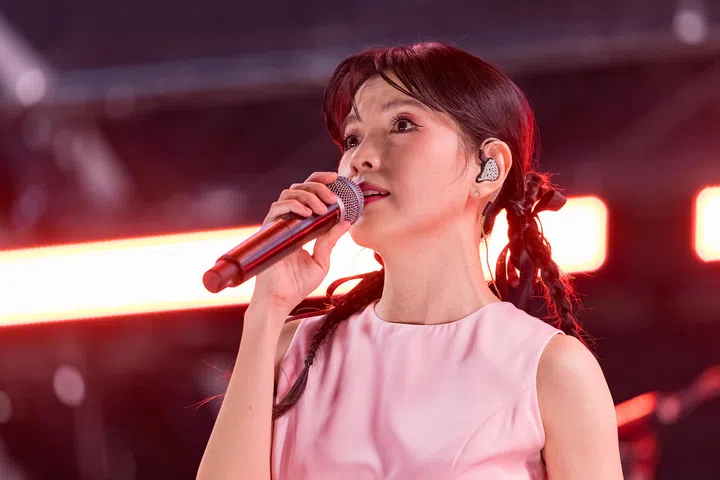 凡士林不只是郭美美Jocie对付痘痘的法宝，每次出国到比较干燥的地方，也会在脸上薄薄地涂一层来锁水保湿。