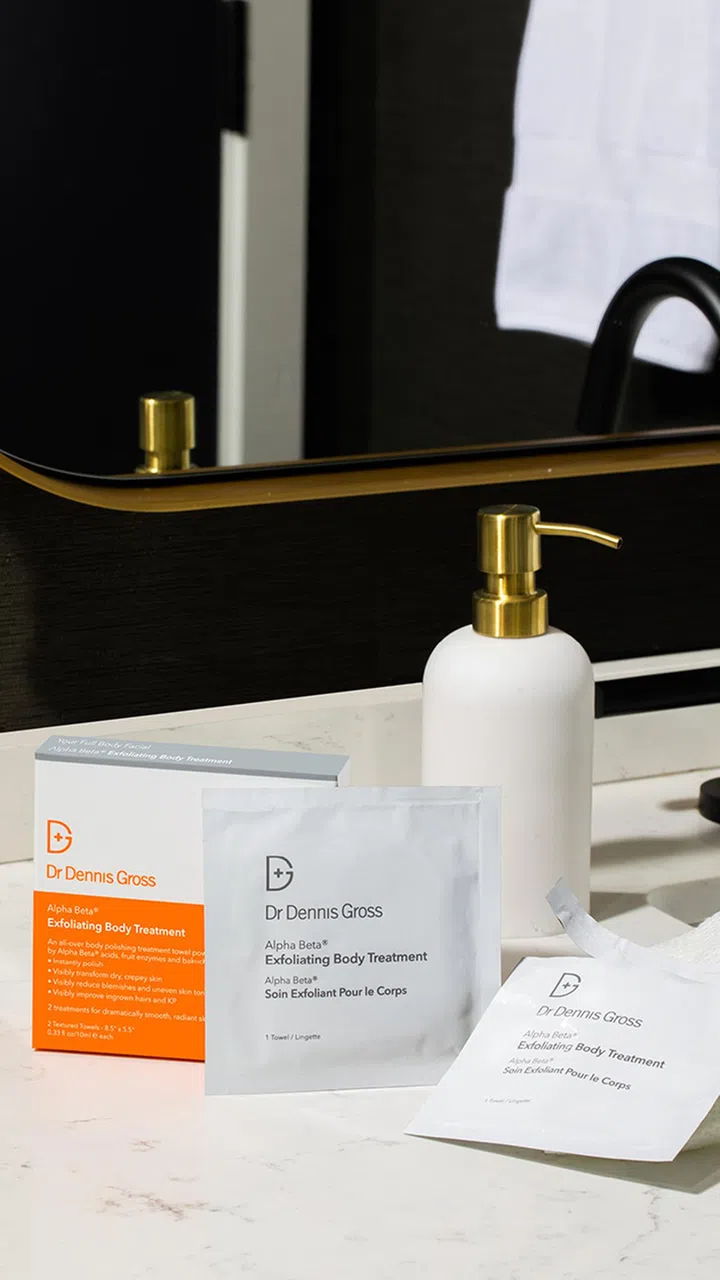 身体的肌肤比脸部厚两到三倍！去角质专家DR. DENNIS GROSS因此特别推出Alpha Beta® Exfoliating Body Treatment身体去角质棉巾，加入适量的α和β羟基酸、酶和补骨脂酚，帮助去角质和提亮。小编把棉巾用在近来粗糙的腿部、脚后跟、手肘、手臂等部位后，发现肌肤的确变得滑亮不少！