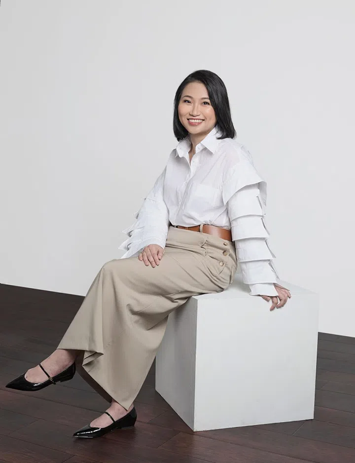 Moschino 衬衫$2,350，半身长裙$1,990；Tory Burch 玛丽珍鞋(POA)；造型师专属腰带（图：《女友》拍摄）