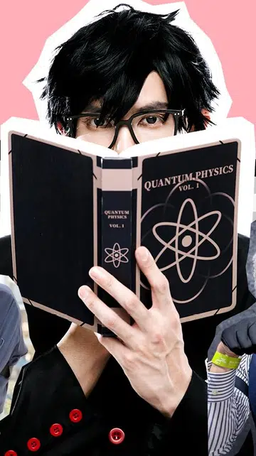 一张人物拼贴风格的视觉合成图，中间主体是一名戴着黑框眼镜、黑色短发的年轻人，双手捧着一本打开的深色书籍，书封写着「QUANTUM PHYSICS VOL. 1」，封面印有简约的原子图案。他只露出上半张脸，从书本上方直视镜头，神情专注而冷静，身穿黑色外套，袖口可见红色钮扣细节。人物外围以白色描边勾勒，突出主体轮廓。
背景上方为粉色块面设计，下方为灰白色棋盘格纹理，并以一条黑色斜线贯穿画面，营造出分层与动感的视觉结构。
主体人物左右两侧分别排列多位不同造型的人物剪影：
 左侧有一名金发、戴口罩、手持发光长剑做出动作姿态的人物，整体呈现强烈动感与舞台灯光效果；其旁是一名银白色头发、戴口罩、身穿深色机能风服装的人物，双手交叉站立，造型偏未来感与战术风格。
 右侧则出现两名戴口罩的人物，其中一人留着浅色长发，身穿衬衫与背心，手臂抬起做出手势；另一人头戴深色帽子、身穿制服风造型与手套，摆出带有戏剧张力的动作姿势。
整体画面以人物剪影拼贴方式呈现，色彩对比鲜明，风格介于潮流、角色扮演与视觉设计之间，传达出多元身份、角色切换与个人表达的主题氛围。KAZUA COSPLAY 新加坡角色扮演者 PERSONA 5 雨宫莲 JOKER 恋与深空 Sylus 秦彻