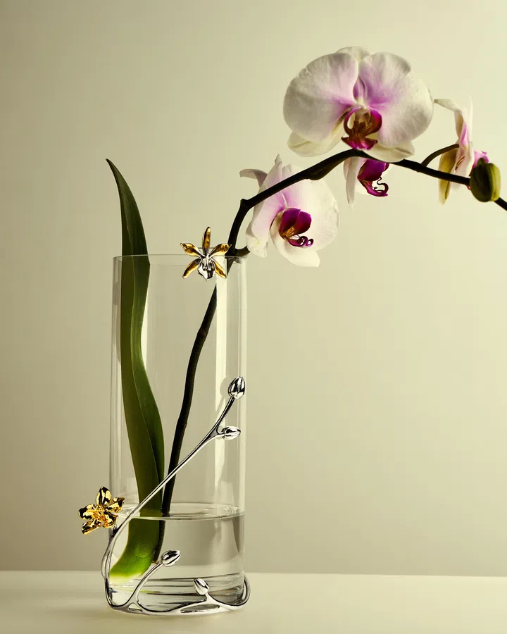 RISIS 兰花设计花器 $398 
以天然Kagawara Firebird兰花封存于24K瑞士金之中，搭配金属枝蔓与玻璃花器呈现