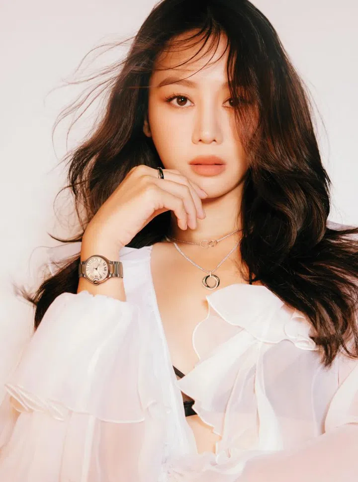 Dolce & Gabbana丝绸上衣、丝质及网纱胸衣；Cartier Trinity镶钻白金及黑陶瓷项链，Trinity白金及黑陶瓷戒指，LOVE白金项链,Ballon Bleu de Cartier搭载自动上链机械机芯、36mm精钢表壳、精钢及黄金表链腕表