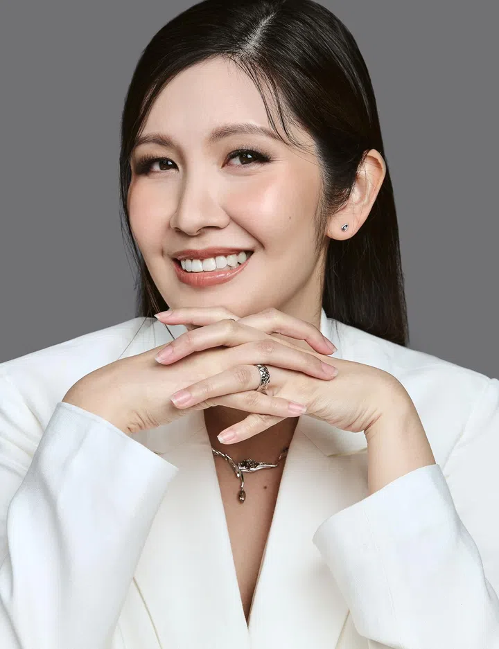 Brunello Cucinelli 外套 $6,290、Twomorrow Jewellery耳环 $1,200、项链 $19,800、戒指 $3,880。（图：《女友》拍摄）