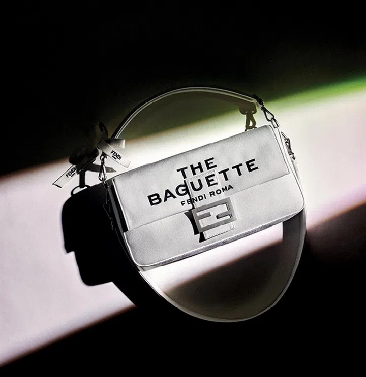 Fendi by Marc Jacobs Maxi Baguette 超大型帆布 手提肩袋 $5,190