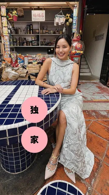 拼图照片：左边符芳榕在户外音乐节，身穿红色长裙搭配头巾与墨镜；右边符芳榕坐在怀旧杂货铺前的蓝白瓷砖桌旁，穿着银灰色长裙微笑。符芳榕，命运使者，离开演艺圈，专访