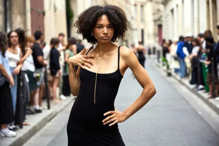 户外时装秀上模特佩戴RISIS Orchid Slider项链及戒指（图：RISIS提供）