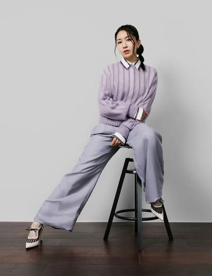 Brunello Cucinelli 上衣 $8,150，毛衣 $1,540，长裤 $2,720，Manolo Blahnik 高跟鞋(POA），造型师专属袜子（图：《女友》拍摄）