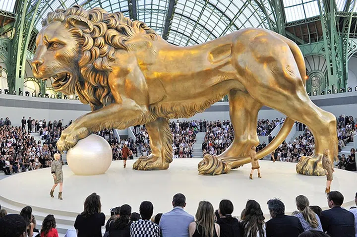 CHANEL 2010年秋冬高级定制系列 狮子雕塑