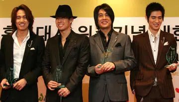 F4透过《流星花园》于2001年成团，2009年解散，2013年春晚一度合体，之后四人再没有同台。