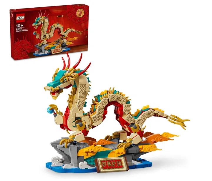 画面展示 LEGO Spring Festival Auspicious Dragon「祥龙纳福」（80112）积木套装的完成模型与产品包装盒。主体为一条立体腾龙造型积木模型，龙身以金色、米色与红色积木为主，搭配蓝绿色鳞片细节与红色龙角，呈现华丽且层次分明的外观。龙头张口、前爪抓握蓝色宝珠，姿态仿佛腾空跃起，整体动感十足。龙身盘踞在岩石与祥云造型底座上，底座以灰色、橙色与蓝色积木拼接，营造云海与山石的视觉层次，前方设有写有吉祥字样的装饰铭牌。左上角可见红色外包装盒，印有产品图片与 LEGO 标志。整体配色鲜明，融合传统龙年意象与积木结构设计，适合作为农历新年摆设与收藏展示。