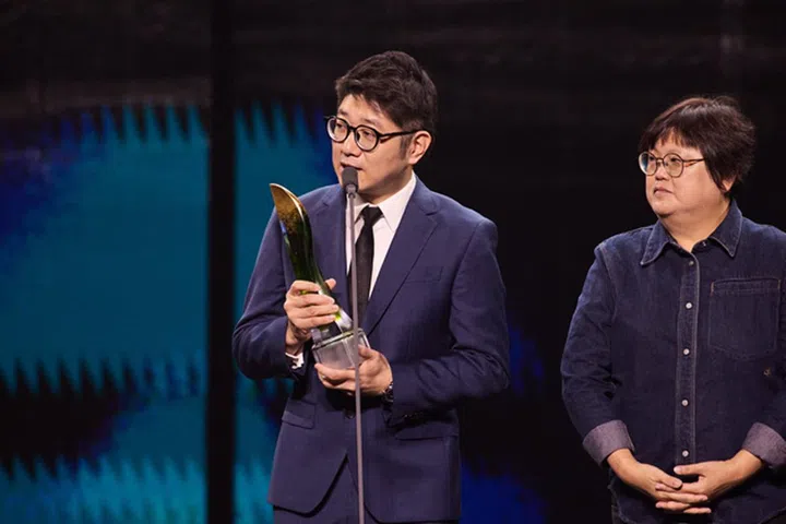 "最佳主题曲"奖项，今年由林倛玉演唱的《残念》（剧集《那一年的除夕夜》主题曲）获奖。