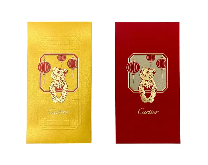 Cartier 2026马年红包封设计展示，共有金色与红色两款配色版本。红包封中央为品牌标志性的猎豹图案，以金色压印呈现，猎豹探出窗框的姿态生动立体，展现品牌经典象征。背景搭配中式窗框造型与悬挂灯笼图案，增添浓厚农历新年节庆氛围。金色版本整体采用细腻金色质感表面，搭配红色与金色细节装饰；红色版本则以经典喜庆红为底色，配以金色压印图案与“Cartier”品牌字样，整体设计融合品牌优雅风格与东方传统元素，呈现精致且富有收藏价值的新年红包封。2026马年红包封盘点：今年的新年红包设计，你最喜欢哪一个？