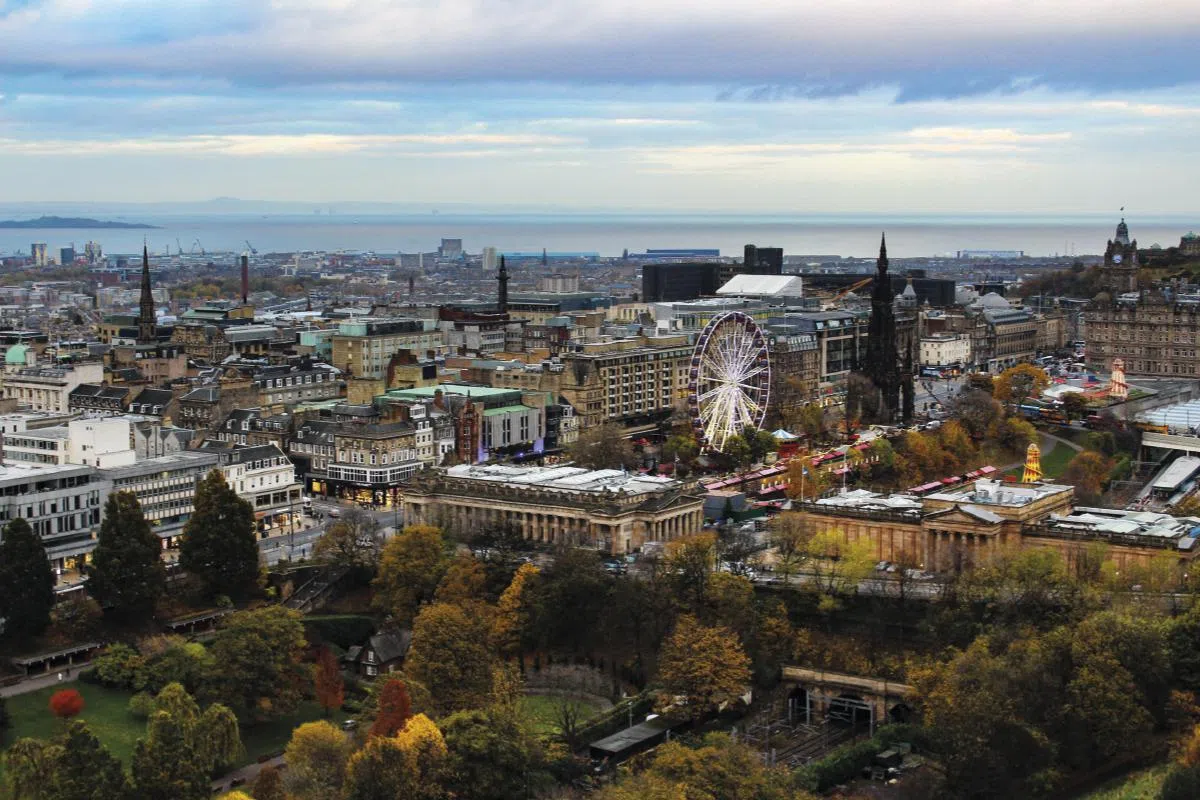 Edinburgh的城市景色，还有前方Princes Street Gardens公园的迷人秋天色彩