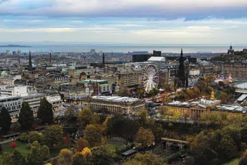 Edinburgh的城市景色，还有前方Princes Street Gardens公园的迷人秋天色彩