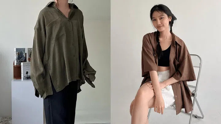 宽松衬衫穿搭左右拼接图。左图中，模特身穿橄榄绿色长袖衬衫，采用翻领、落肩及前襟排扣设计，衣身宽大，带有斜向拼接线条和自然垂坠褶皱，弧形衣摆盖过臀部，下搭黑色宽腿长裤。画面裁切至颈部，背景为浅色墙面，旁边的白色展示台上摆放着杂志。右图中，模特扎着双辫，坐在银色金属折叠椅上，身穿敞开的棕色宽松短袖衬衫，袖长及肘，胸前设有口袋，内搭黑色短款背心，下搭白色纹理短裤，露出腰腹。她双腿交叠，双手自然搭在腿上，微笑望向镜头，背景为简洁的米白色墙面与浅色地板。