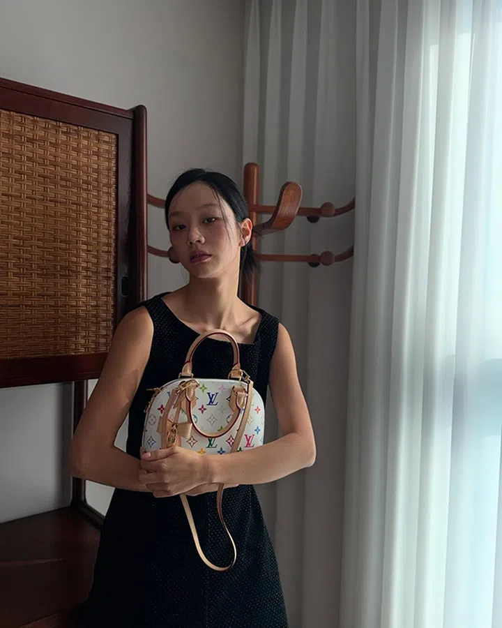 惠利的外表时尚又带个性，因此经常看到品牌与她合作。图中她就拎着大火的Louis Vuitton x Murakami re-edition collection手袋（图：Louis Vuitton提供）