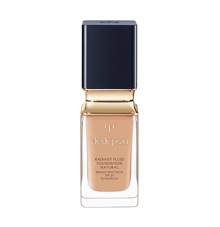 多亏了独家的Hydra Care Hybrid Formulation配方，质感简直如同精华的Cle de Peau Beaute Radiant Fluid Foundation Natural粉底液，抹在脸上轻易与肌肤贴合，肌肤看来自然又充满亮泽，持续使用甚至还能改善肤质和紧致毛孔，是美妆品还是保养品？谁也说不准！