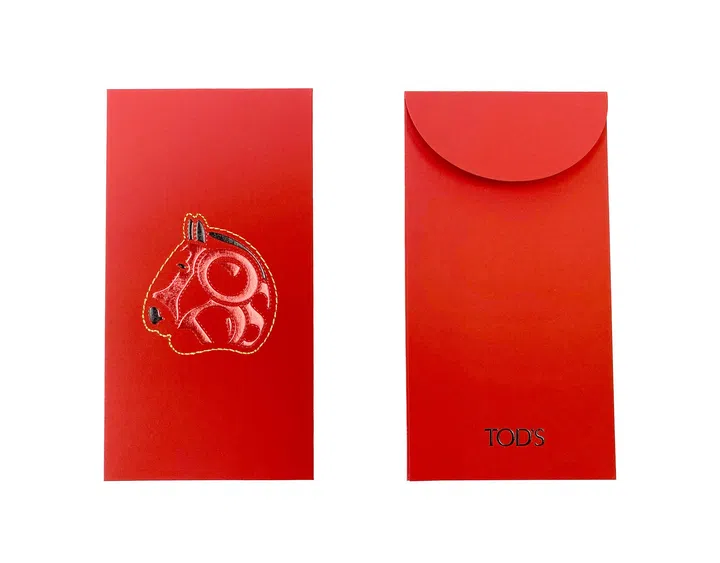 
TOD’S 2026马年红包封正反面设计展示，红包封整体采用经典红色底色，呈现简洁优雅的视觉风格。正面中央为一枚立体压印的马头图案，以光泽质感呈现，轮廓线条圆润流畅，并以细致缝线边框装饰，呼应品牌精湛皮革工艺与马术文化渊源。背面为简约信封式翻盖设计，下方印有“TOD’S”品牌字样，整体设计低调精致，将品牌经典元素与马年主题结合，展现优雅且具有收藏价值的新年红包封。2026马年红包封盘点：今年的新年红包设计，你最喜欢哪一个？