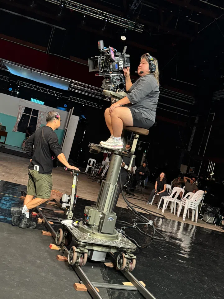 新加坡本地女摄影指导Jolinna正为即将国家图书馆举办的展览所准备，暂定于12月第一周开放，展览名称为《Albatross File》。